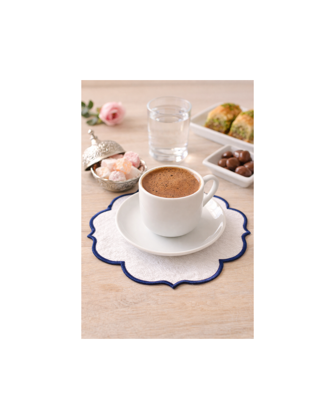 Nakışlı Keten Kahve Yanı Peçetesi – 14x14 cm | Renkli Kenar Detaylı Türk Kahvesi Sunum Peçetesi